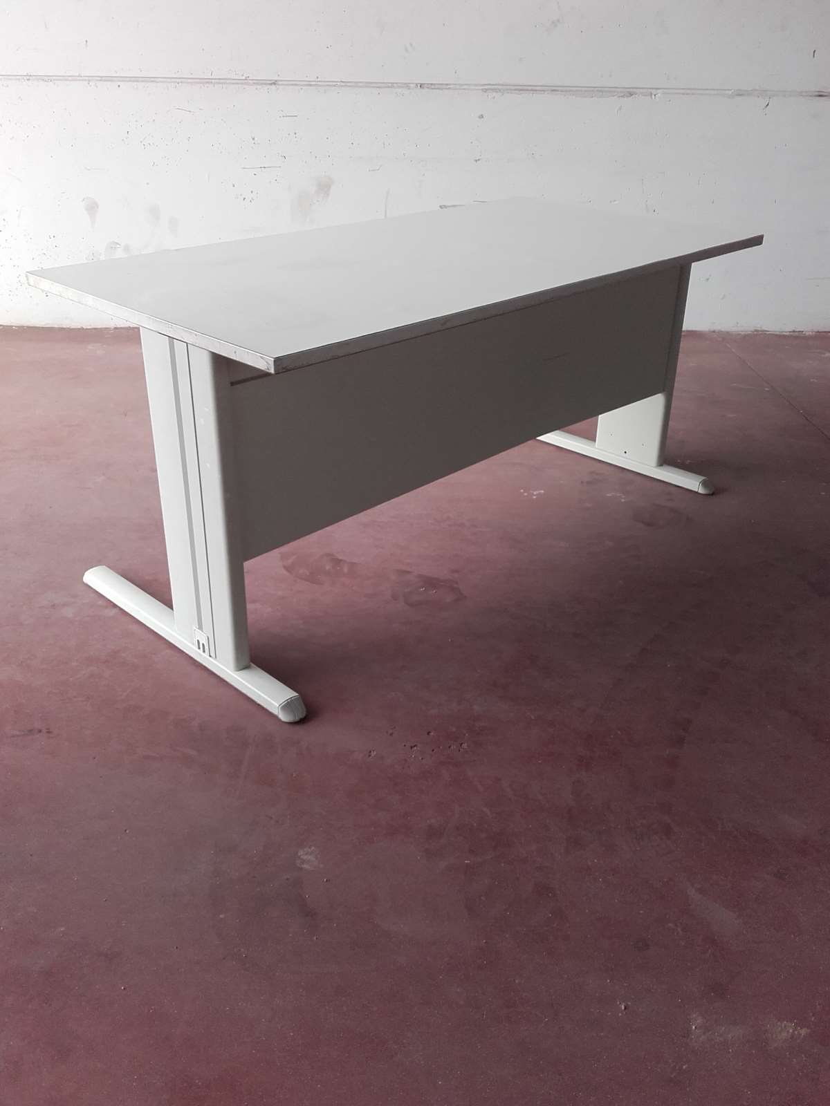 Office table - Image 2