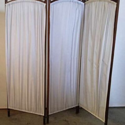 Wooden screen with white fabric 02411