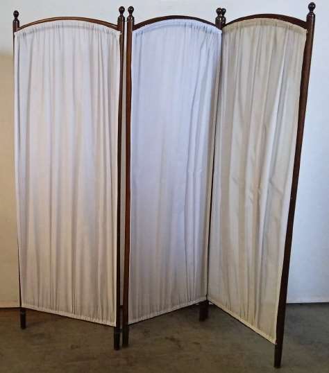 Wooden screen with white fabric 02411