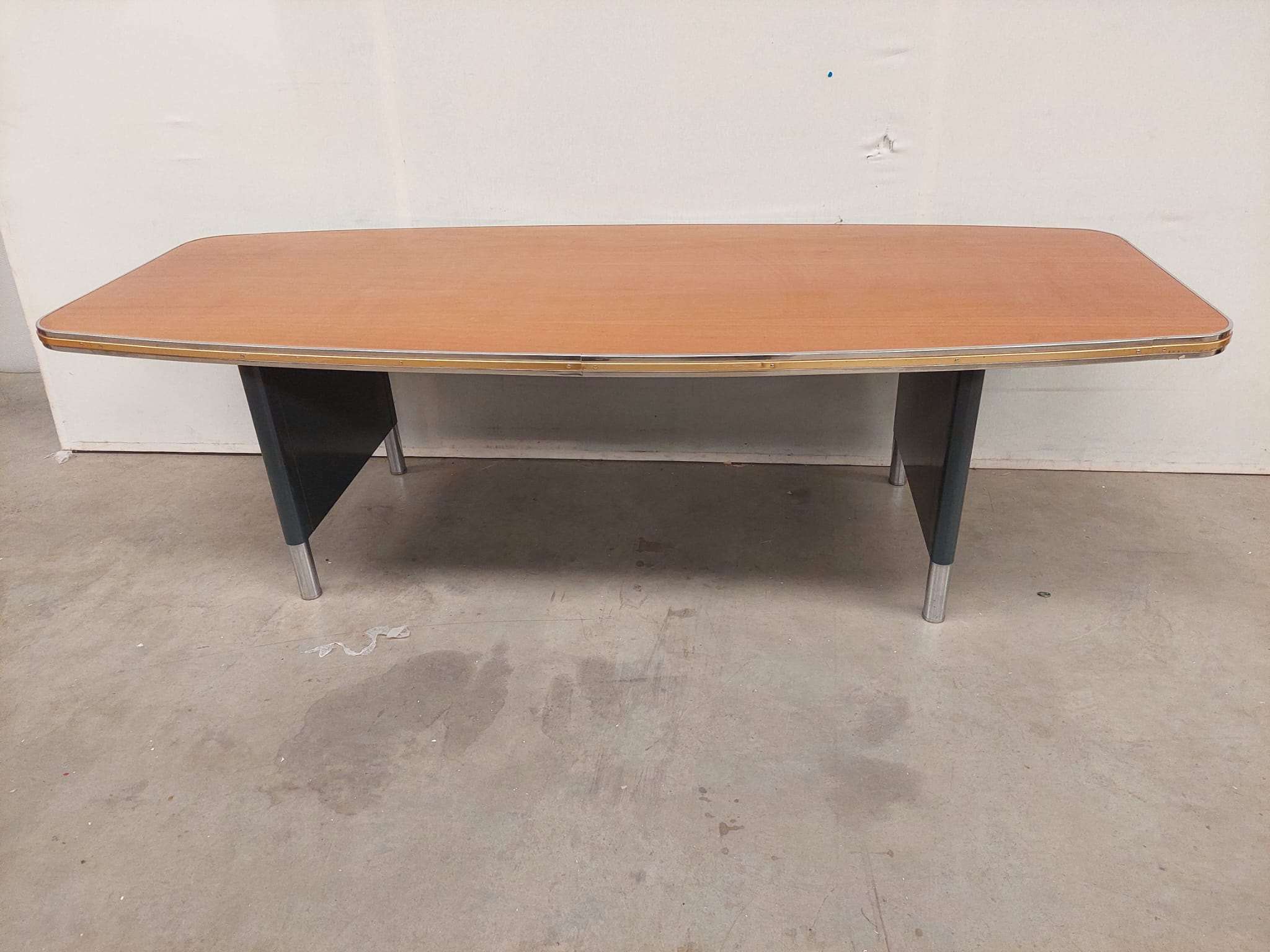 Metal meeting table with wooden top 02939