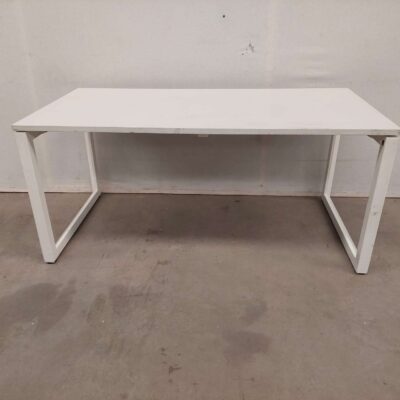 Mesa tablero en melamina y patas metálicas en blanco Mco_84