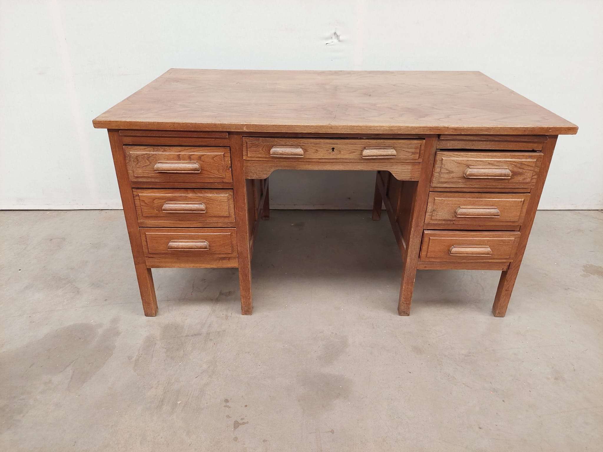 Mesa de Escritorio en madera con 6 cajones laterales y uno central Mde_07