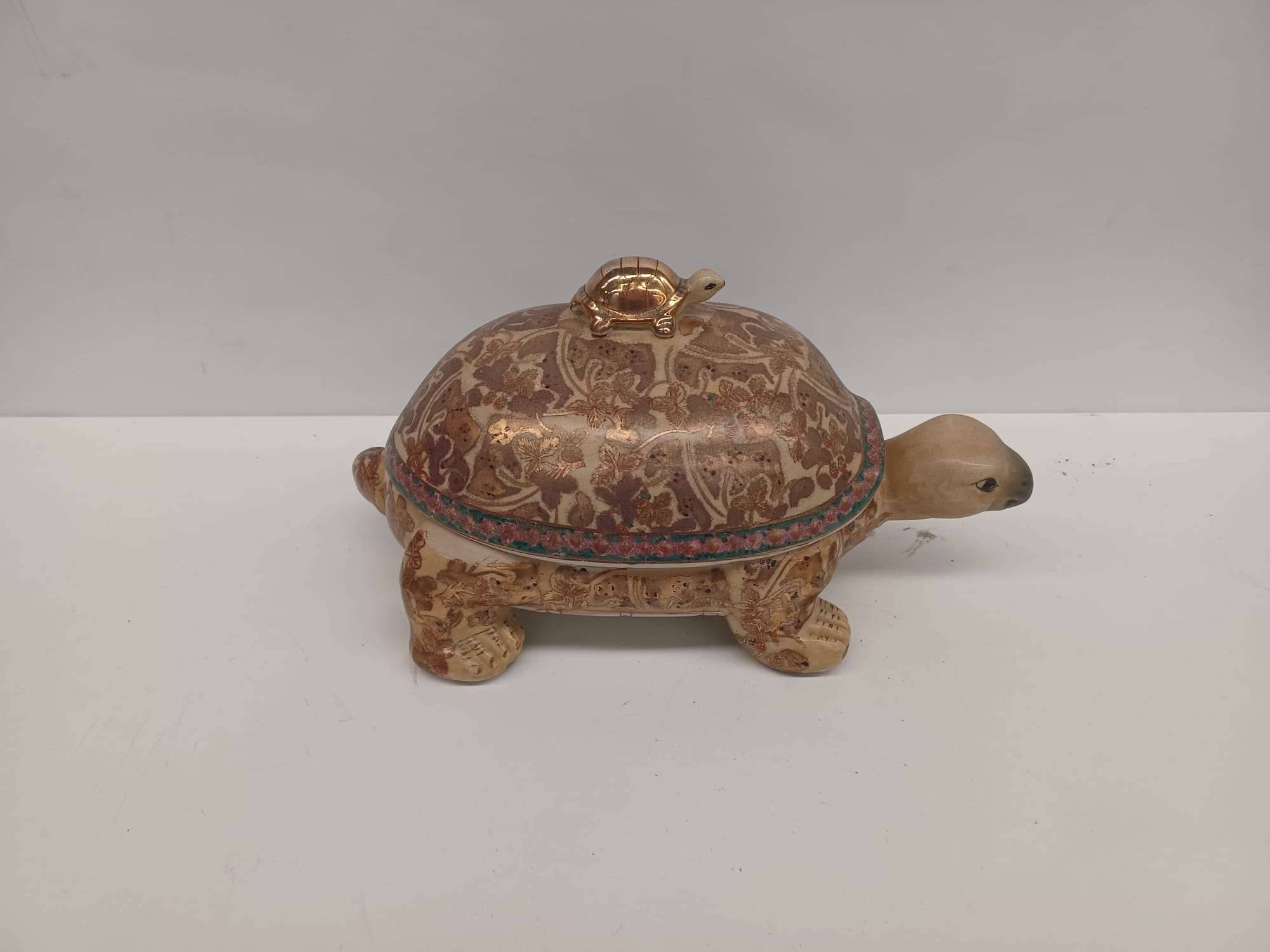 Caja Tortuga en cerámica motivos dorados 02755