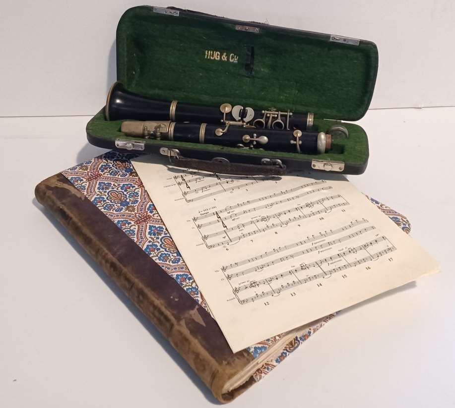 Vintage clarinet with hard case 02531