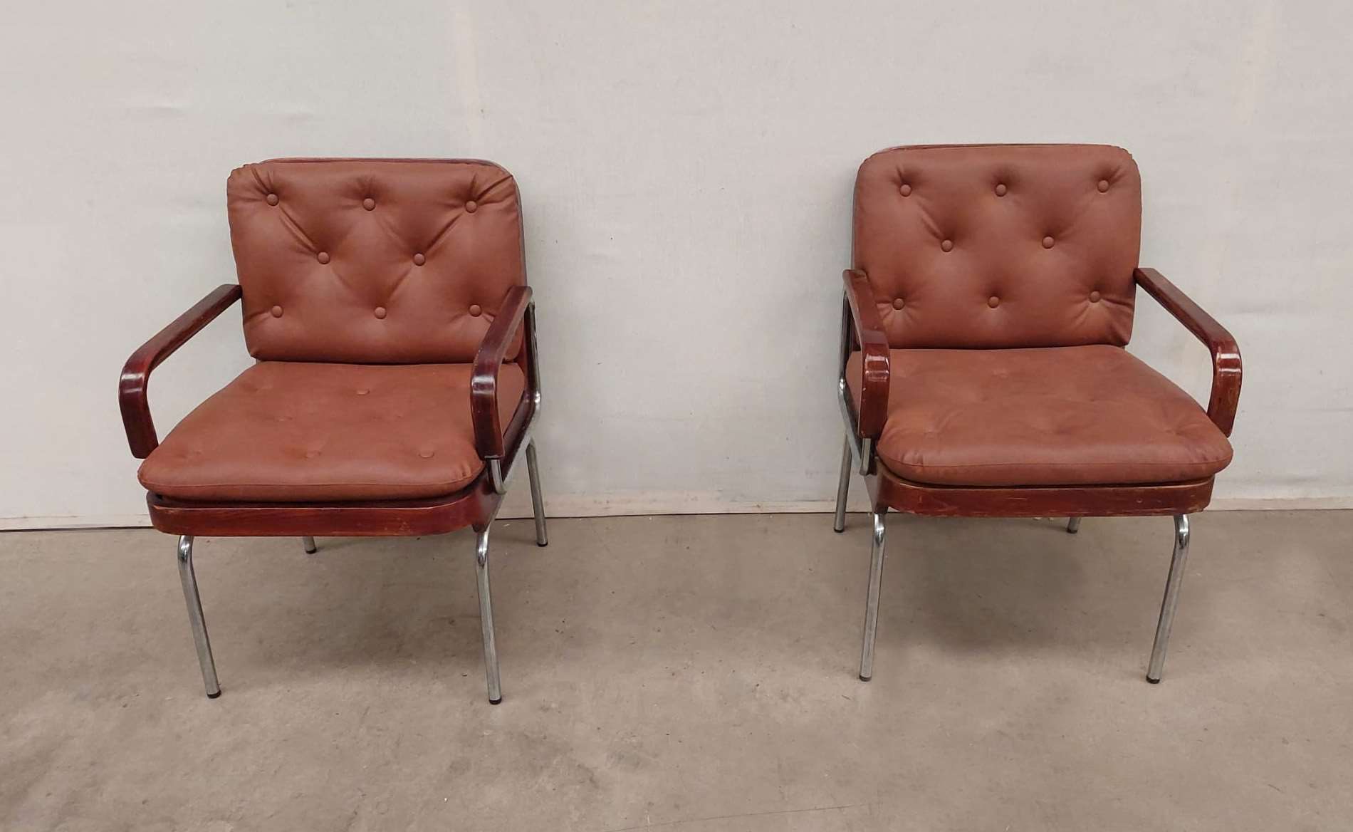 Confidant in brown leather