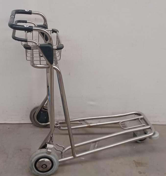 Carro porta equipajes cromado con cesto auxiliar aeropuerto 03048