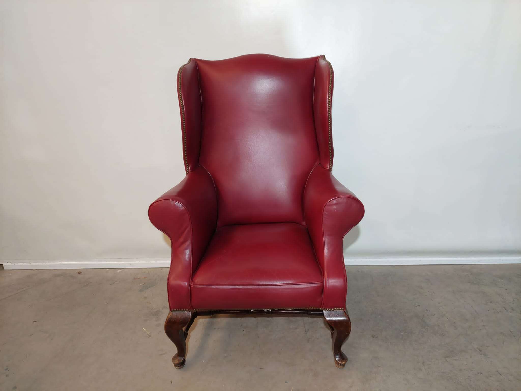 Sillón orejero siglo XIX piel color rojo 03595