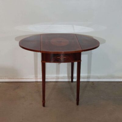 Classic wooden table with folding wings 04275