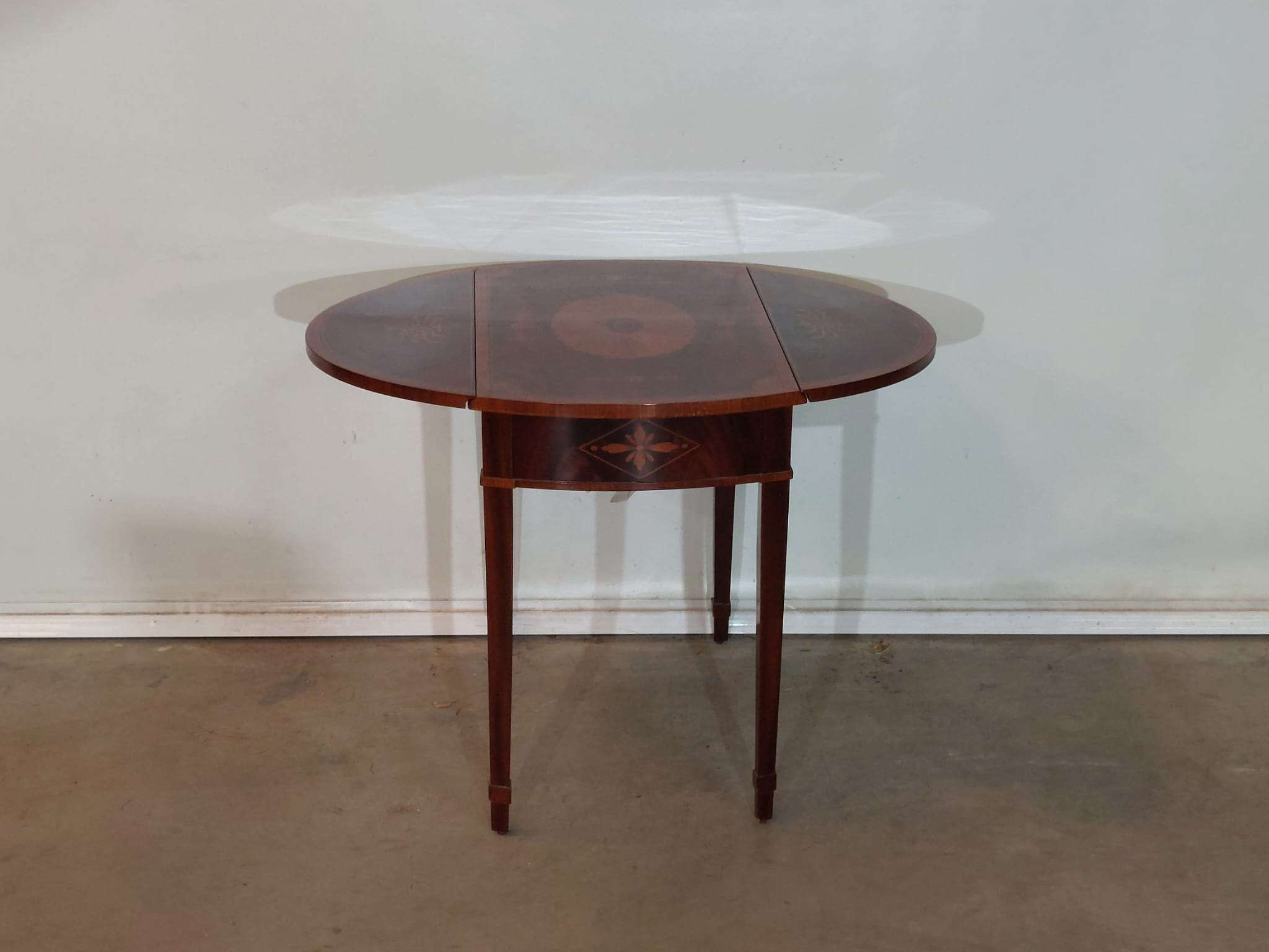 Mesa clásica de madera con alas abatibles 04275