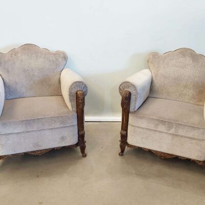 Sillón clásico de madera tapizado en antelina gris. Son_123