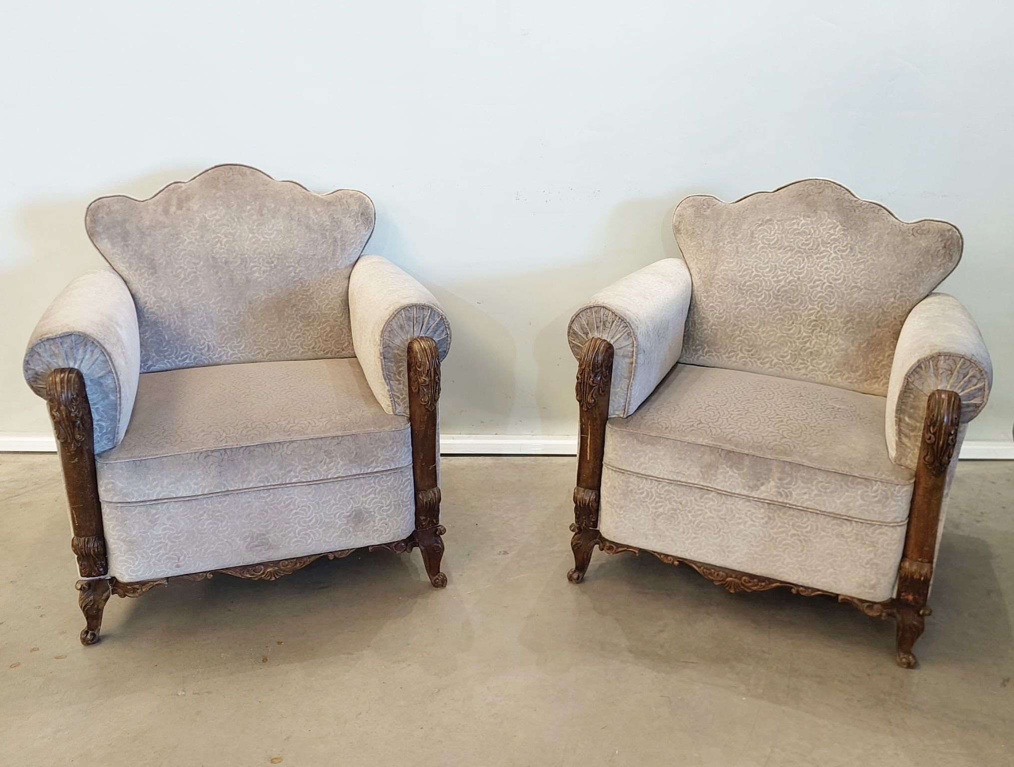 Sillón clásico de madera tapizado en antelina gris. Son_123