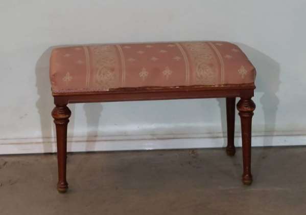 Banqueta escabel de madera tapizada en rosa, clásica 04276