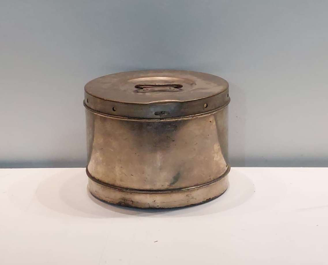 Antiguo bote de hojalata 04574