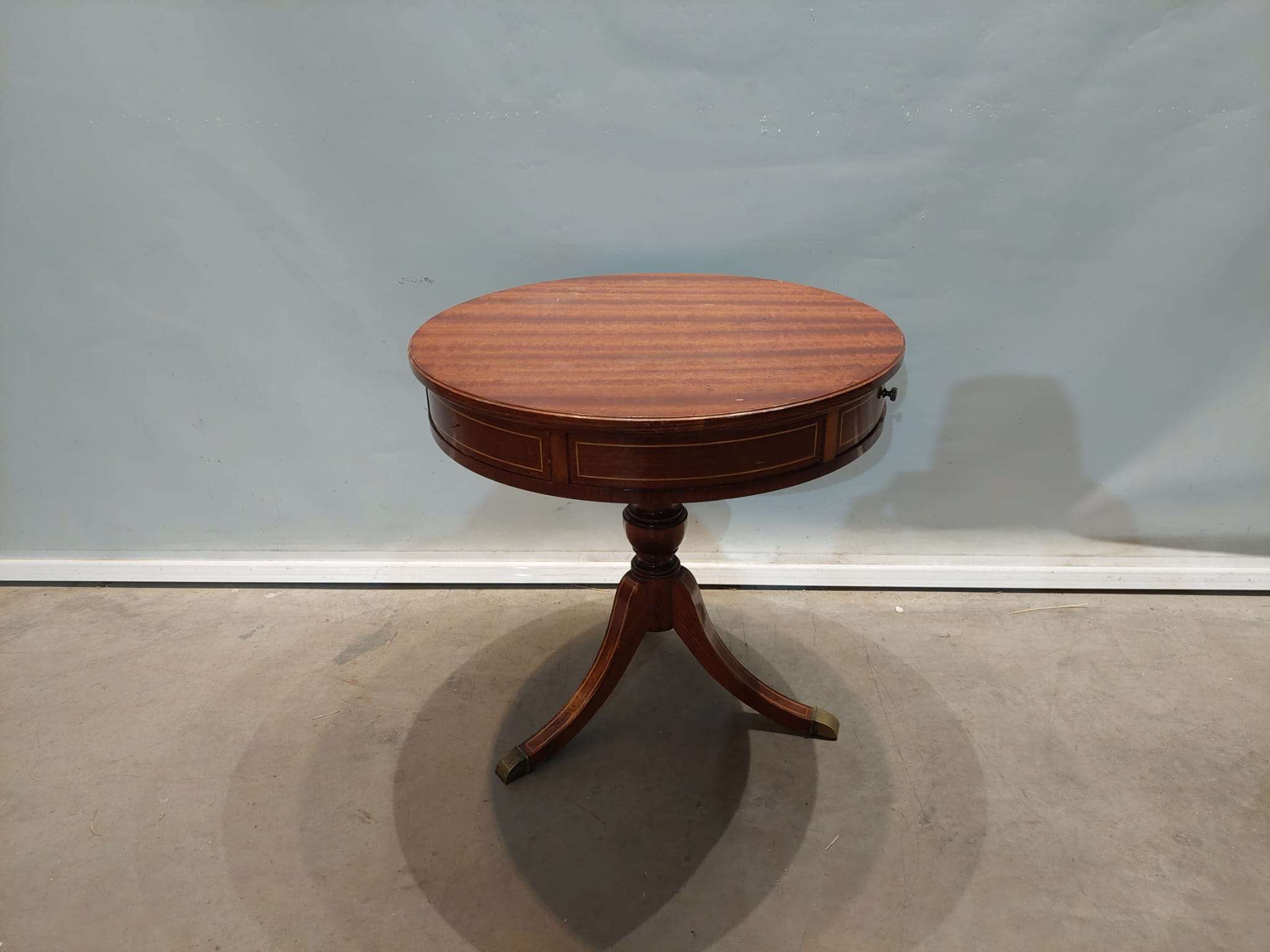 Round wooden side table with drawers and 3 legs 04091