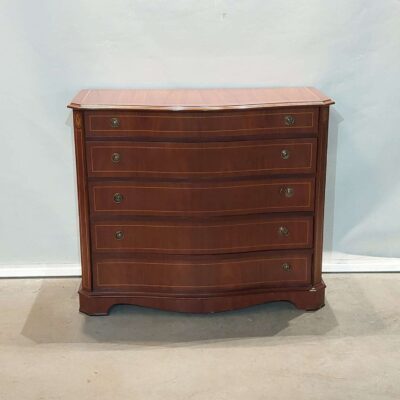 Cómoda cláscia de madera con remates dorados 04457