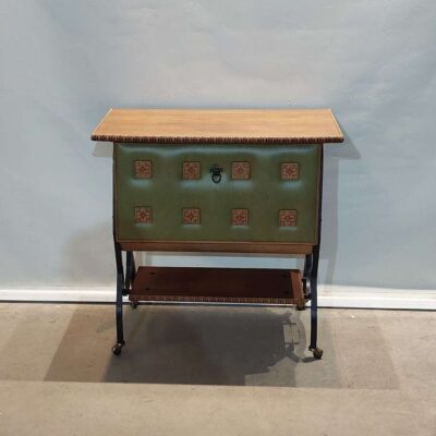Mueble bar de madera tapizado en piel verde 04295