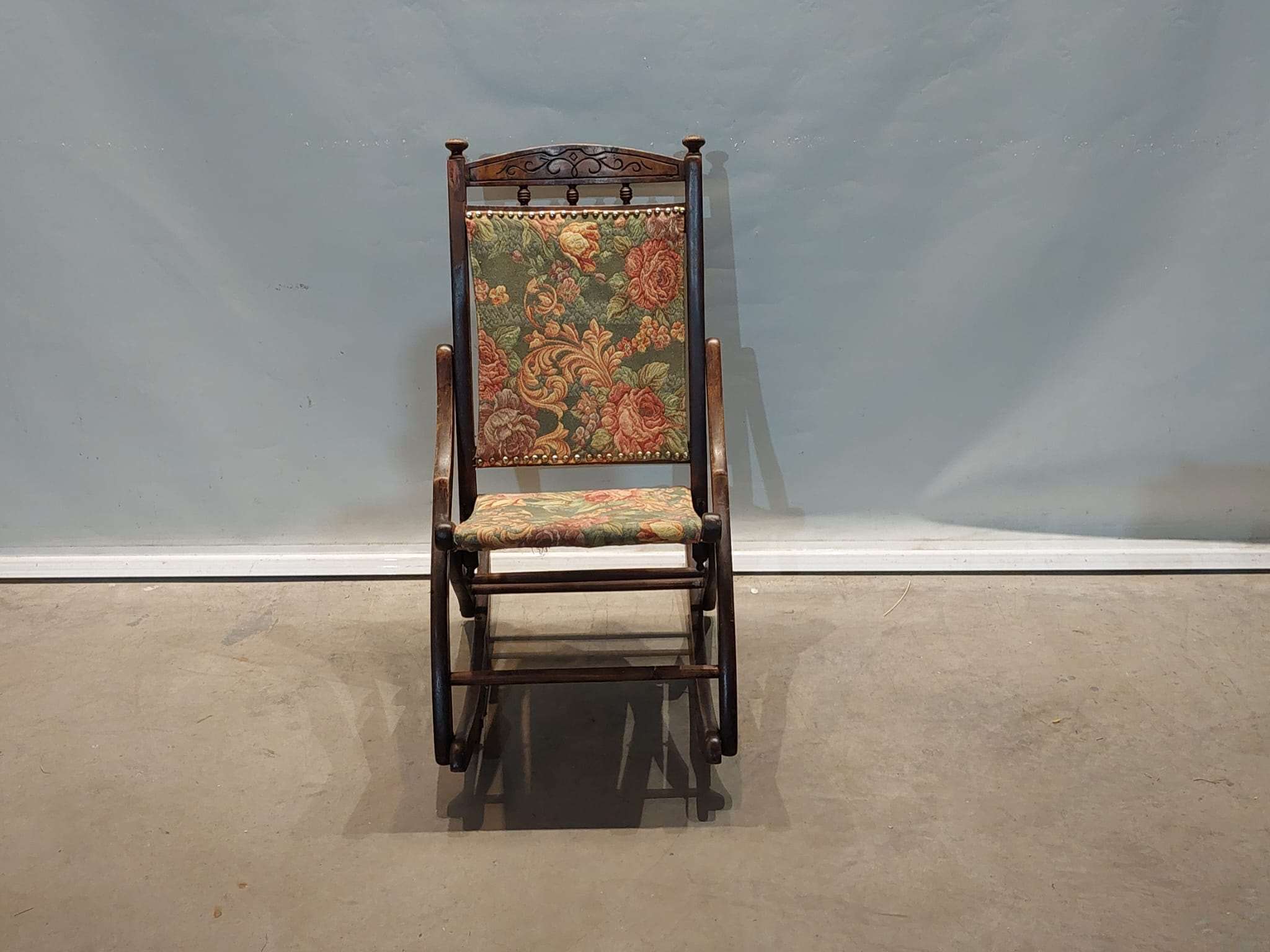 Wooden rocking chair. 04080