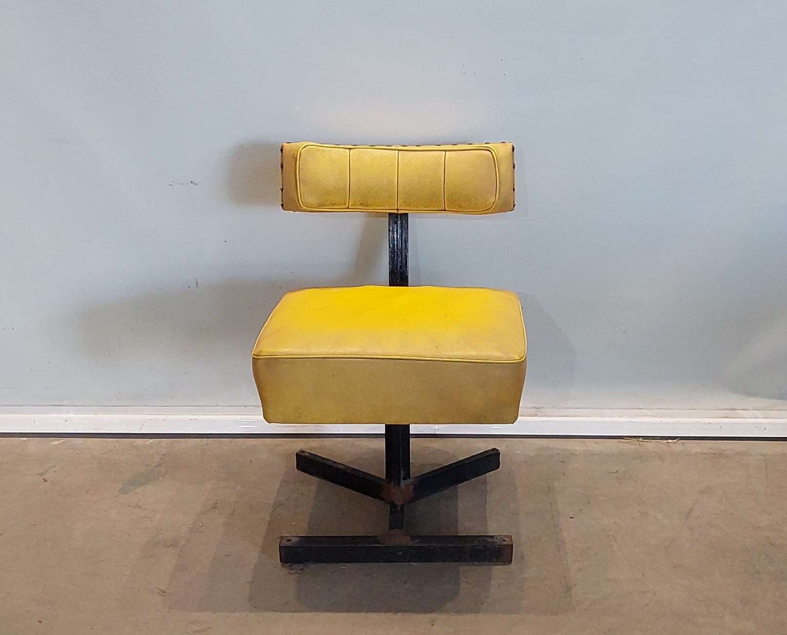 Yellow chair 02499