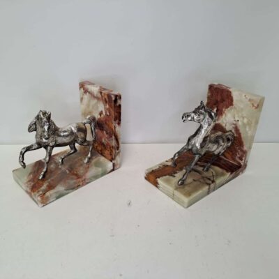 Sujeta libros de caballos 05802