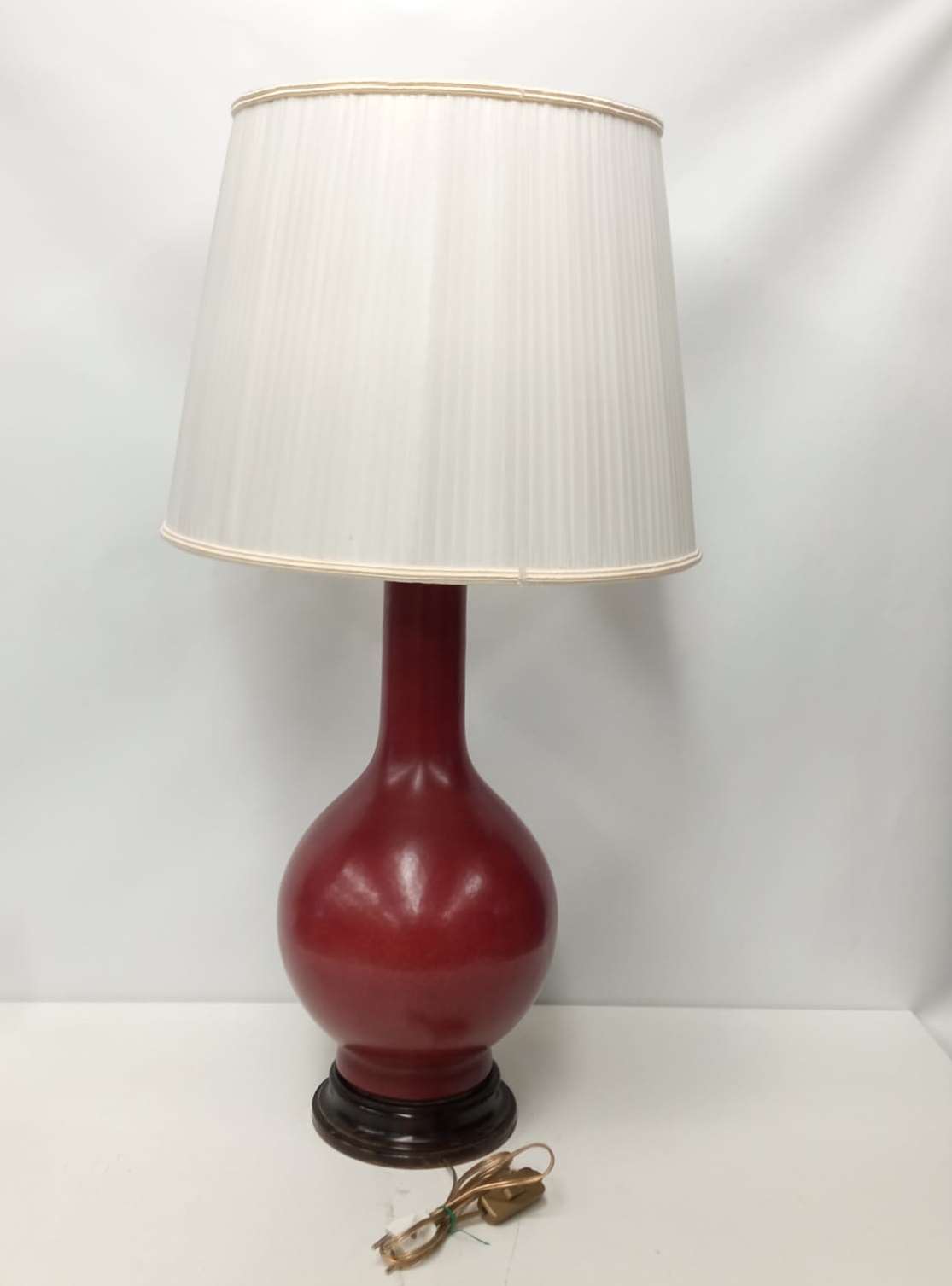 Lámpara de mesa cerámica roja. 05020