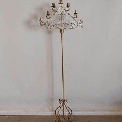 Floor-standing candlestick with a triangular top. Can_28