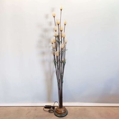 Floor lamp with decorative flowers. 03547