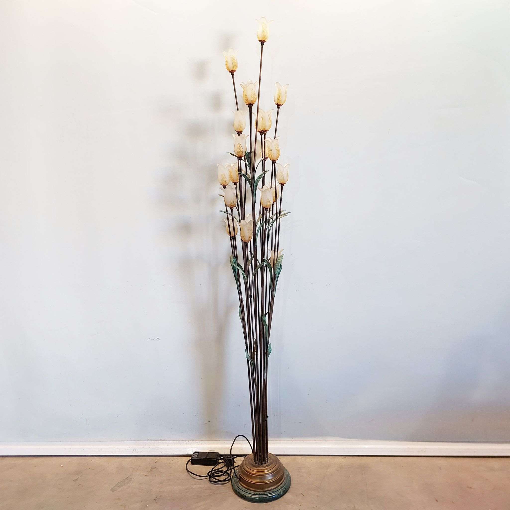 Floor lamp with decorative flowers. 03547