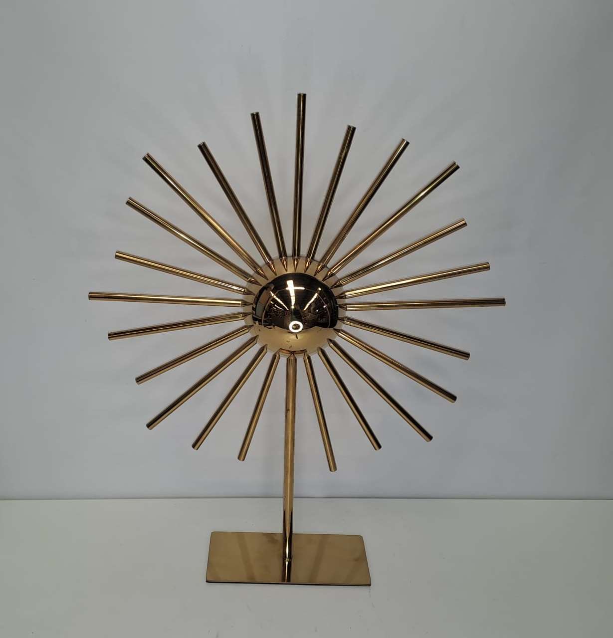 Adorno de esfera con rayos dorados. 04754