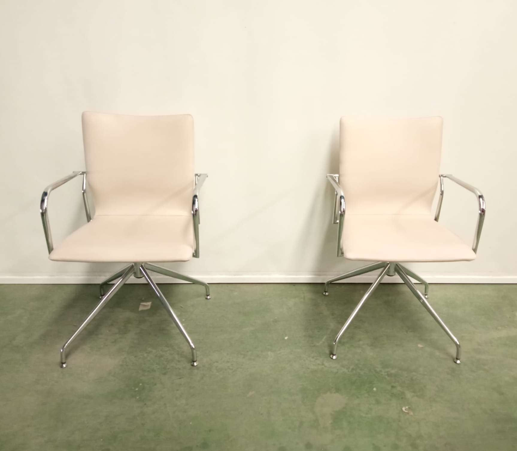 Chrome office chair. 01512