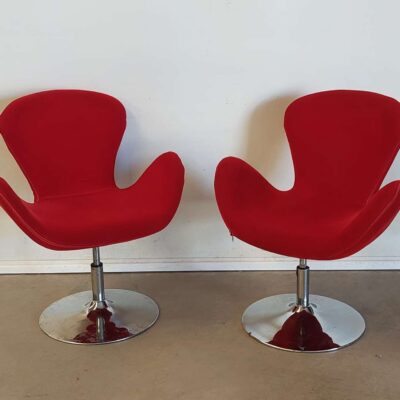 Sillón de diseño Jacobsen rojo y pie de copa cromado. Son_03