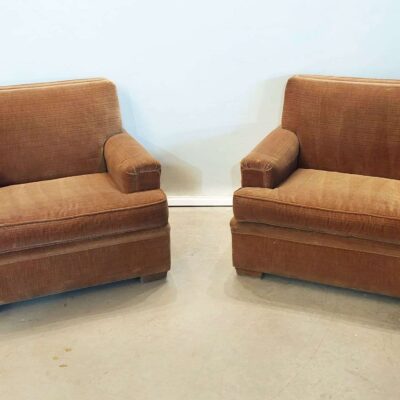 Sillones midcentury marrones. 583
