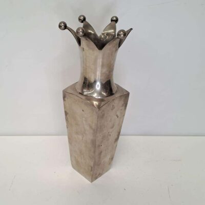 Metal vase. 05964