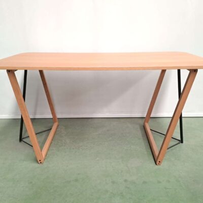 Mesa de comedor en madera clara. 03066