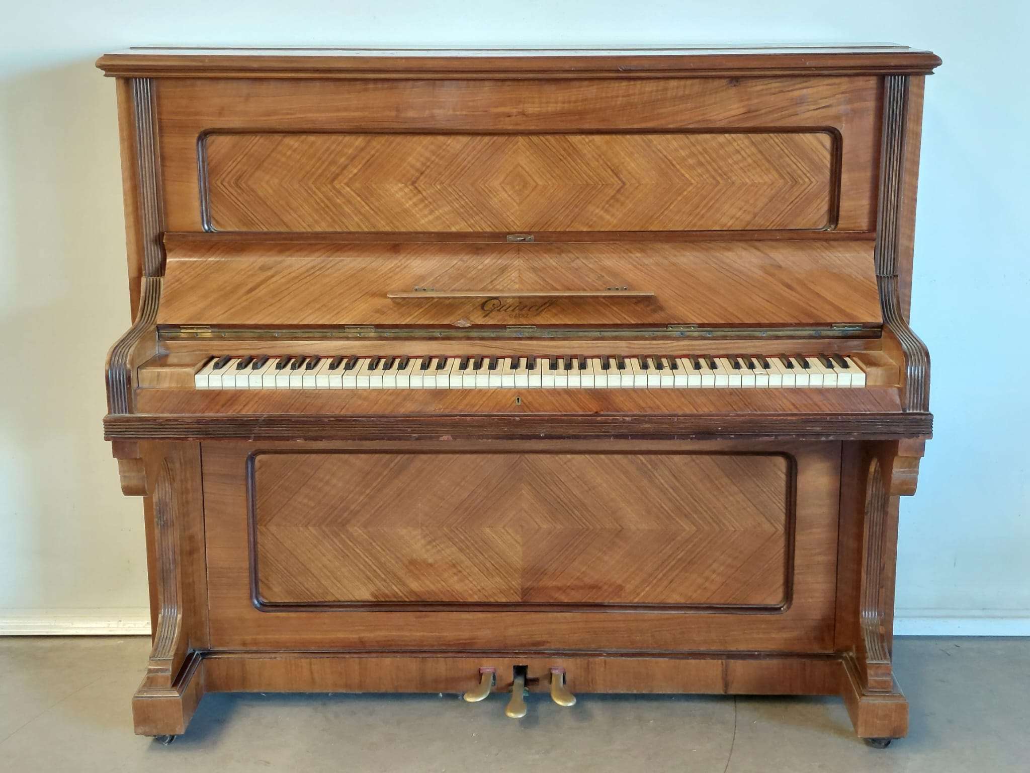 Upright piano. 508