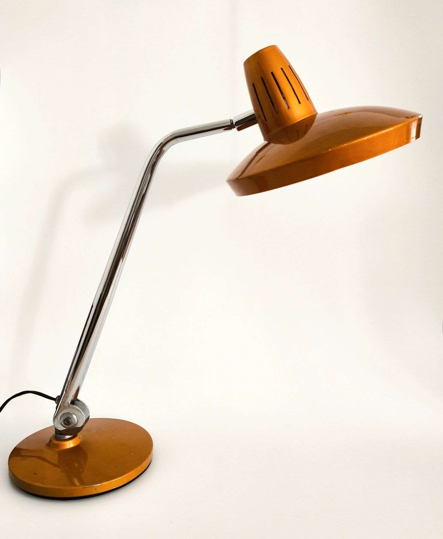 Gold lacquered desk lamp. Lesc_100