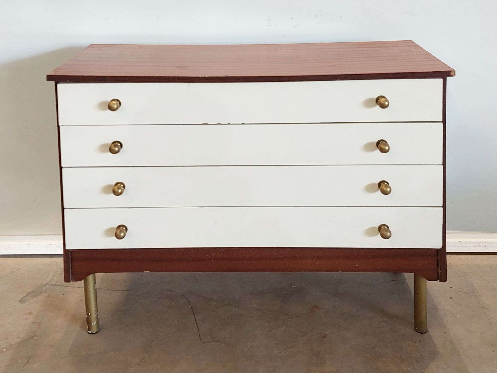 60s dresser. 06733