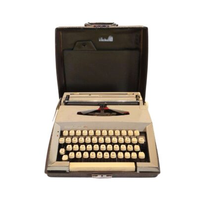 Máquina de escribir con funda. 07310