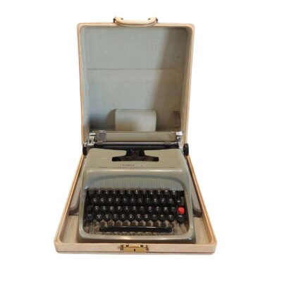 Máquina de escribir con funda. 07311