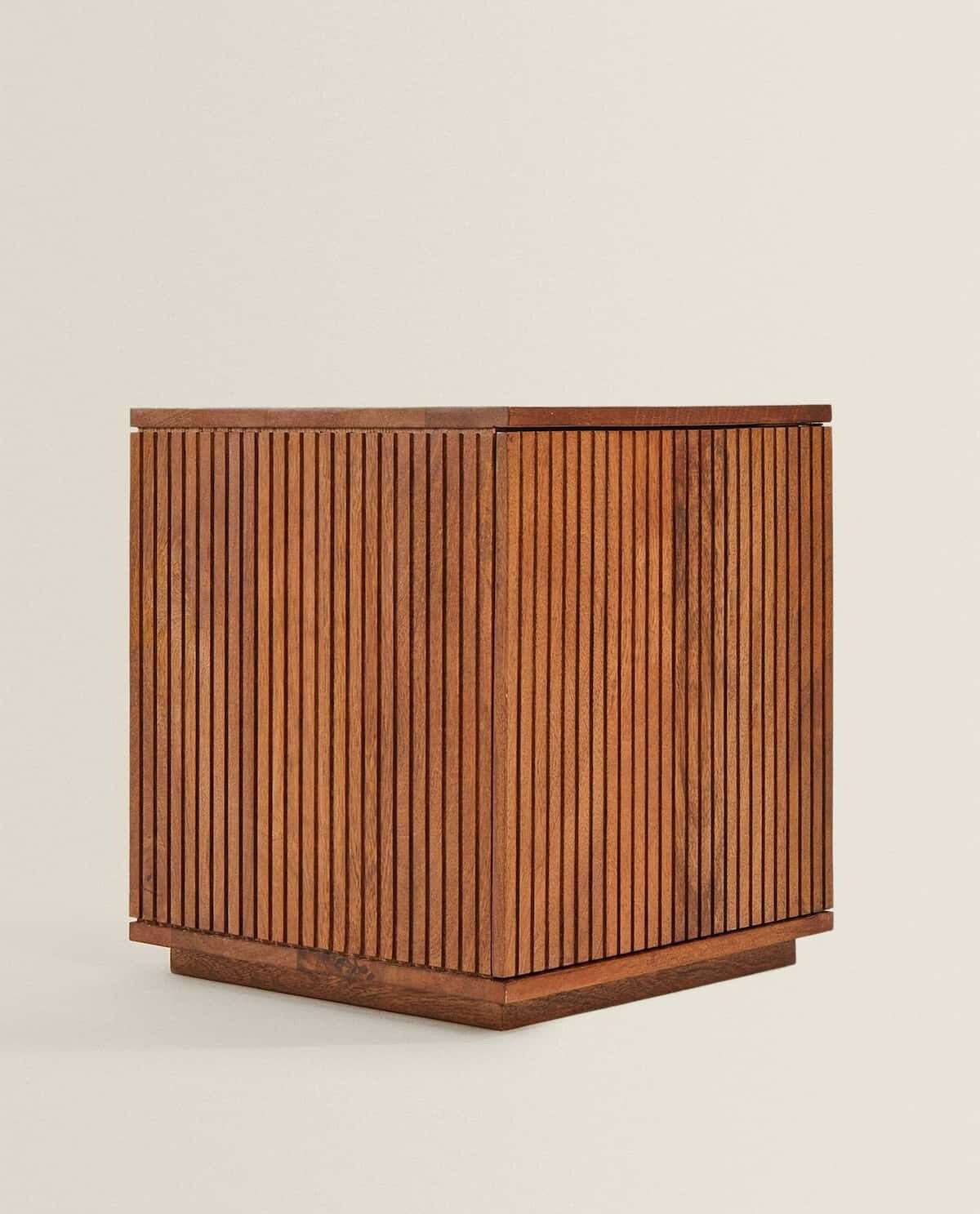 Mesa con forma de cubo en madera. 07461