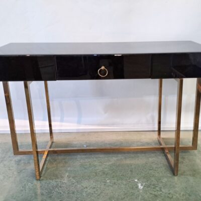 Consola vidrio negro y metal dorado 02184