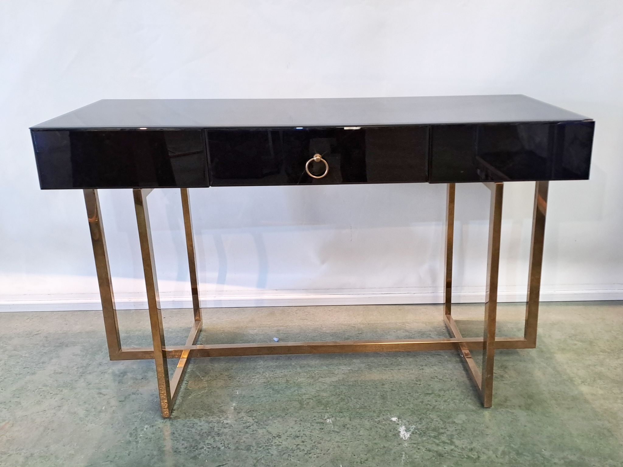 Consola vidrio negro y metal dorado 02184