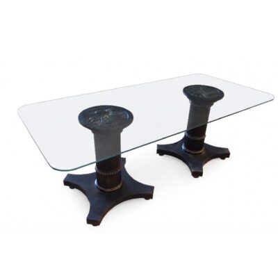 Mesa de comedor de cristal con dos pedestales de madera lacada en negro. alquiler para eventos, publicidad, peliculas y series