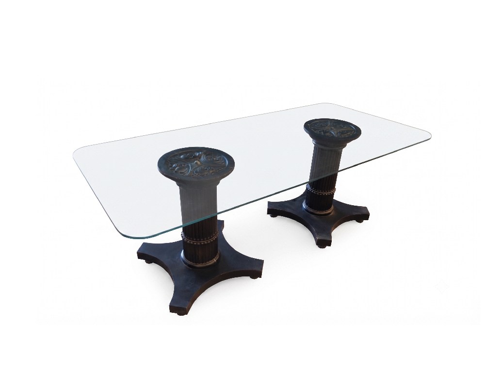 Mesa de comedor de cristal con dos pedestales de madera lacada en negro. alquiler para eventos, publicidad, peliculas y series
