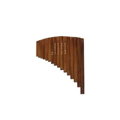 instrumento musical de viento de tipo flauta de pan, compuesto por tubos de bambú o madera de longitudes escalonadas dispuestos en línea curva, decorado en su superficie frontal con inscripciones caligráficas en caracteres dorados alquiler para eventos, publicidad, peliculas y series