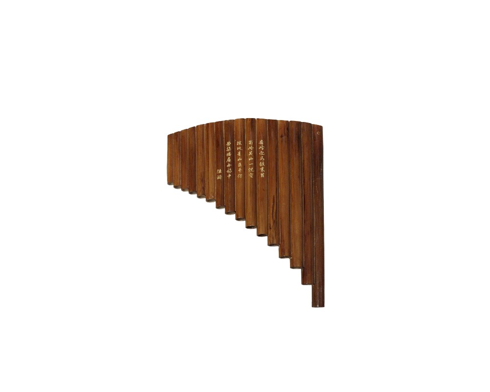 instrumento musical de viento de tipo flauta de pan, compuesto por tubos de bambú o madera de longitudes escalonadas dispuestos en línea curva, decorado en su superficie frontal con inscripciones caligráficas en caracteres dorados alquiler para eventos, publicidad, peliculas y series
