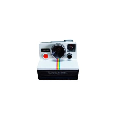 cámara fotográfica instantánea de la marca Polaroid, modelo OneStep Land Camera, caracterizada por su icónico diseño de cuerpo blanco con una franja frontal multicolor y un gran objetivo central con botón de disparo rojo. alquiler para eventos, publicidad, peliculas y series
