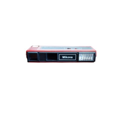 cámara fotográfica analógica ultracompacta de la marca Mikona, caracterizada por su cuerpo plano y alargado de llamativo acabado en color rojo con el logotipo de la marca en el panel frontal y un flash integrado lateral alquiler para eventos, publicidad, peliculas y series