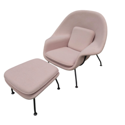 Butaca y reposapiés modelo Womb Chair con estructura de acero en negro. Carcasa y cojines tapizados en lana tono crema. Alquiler para eventos, publicidad, series, películas.