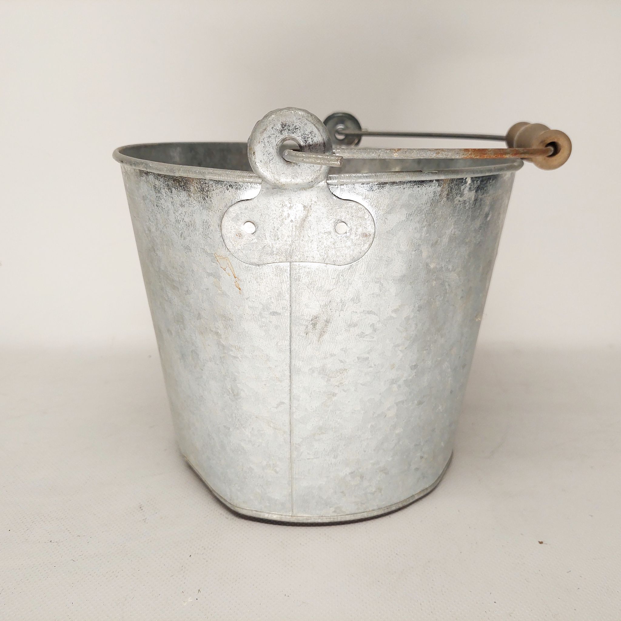 Antique metal bucket 07808