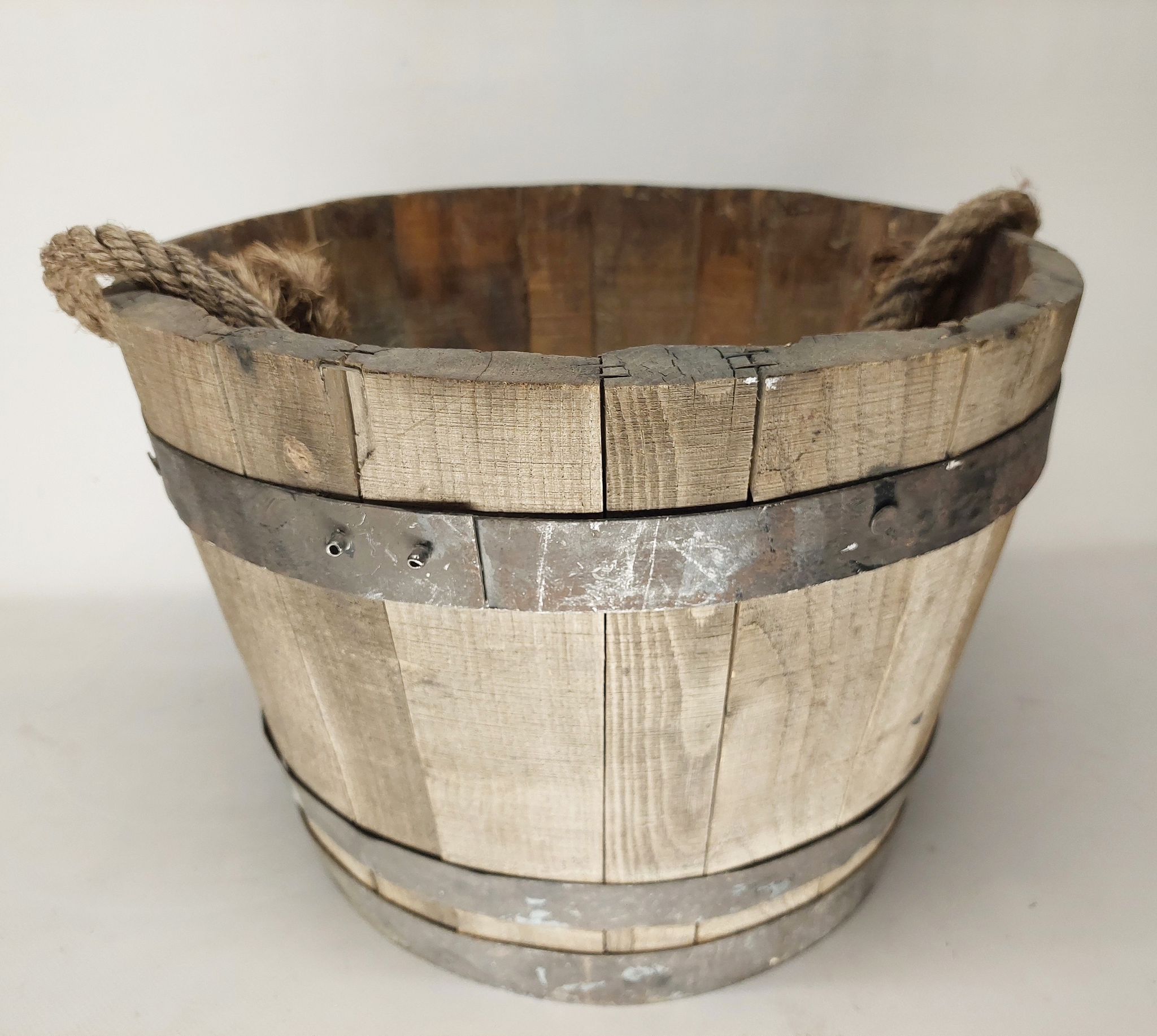 Rustic bucket 07809